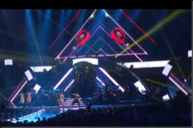 "Rihanna performing "Cockiness" at iHeartRadio festival": Mega ritual de culto a Horus Image_thumb48
